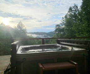 At Rainbows Edge - Private Log Cabin with Great views and Large Deck, Horse and Pet-Friendly